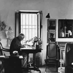 Antonio Calderara nel suo studio