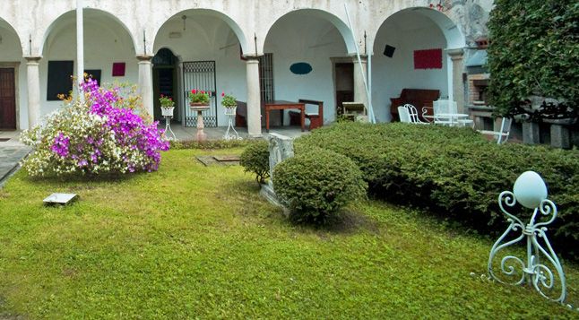 Cortile della Fondazione Calderara a Vacciago